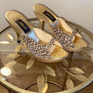 Betsey Johnson Polly style slide sandal